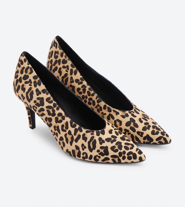 Black high vamp court shoes 2025